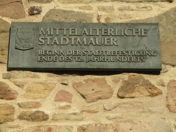 Hinweis zur Stadtmauer am Philippstor