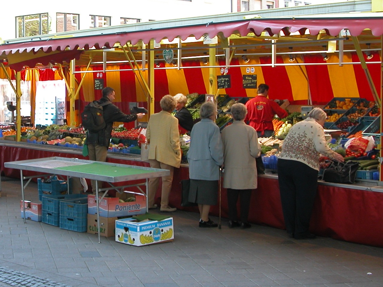 Ein Stand auf dem Dürener Wochenmarkt