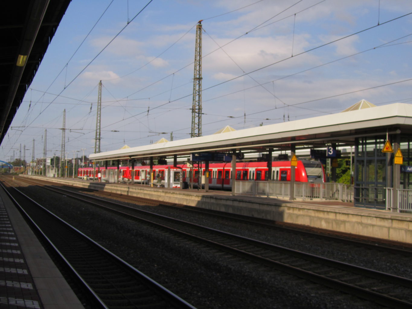 Gleise und S-Bahn am Dürener Bahnhof