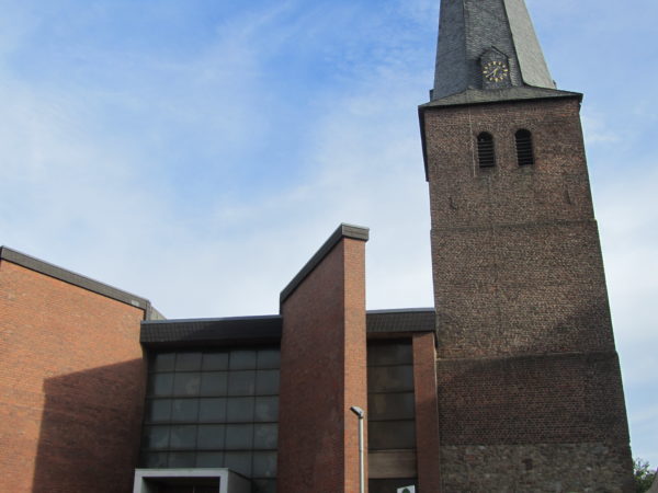 Kirche St. Peter im Stadtteil Merken