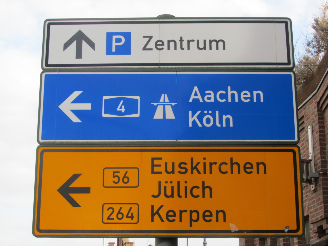 Hinweisschilder für Autobahn und Bundesstraßen