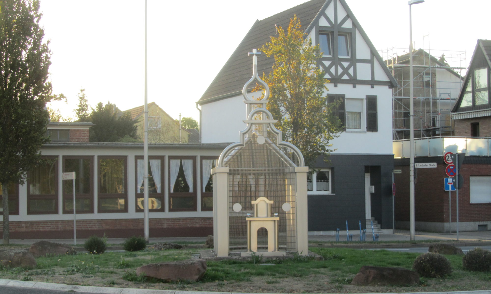 Denkmal der alten Kirche im Kreisverkehr Hoven