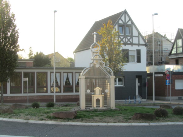 Denkmal der alten Kirche im Kreisverkehr Hoven