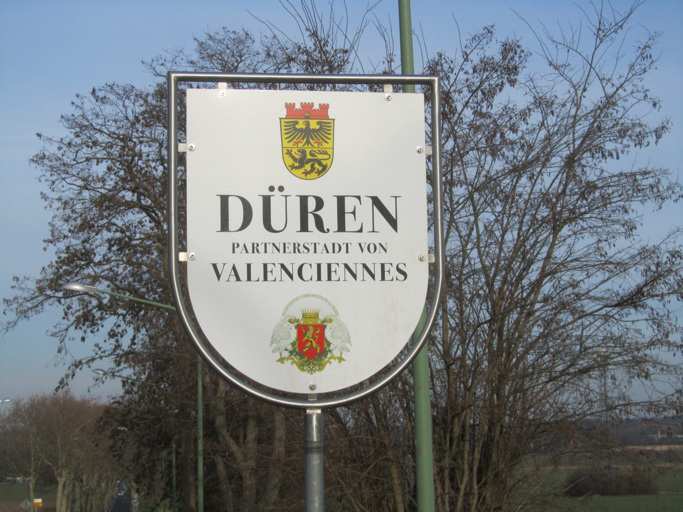 Schild zur Partnerstadt Valenciennes