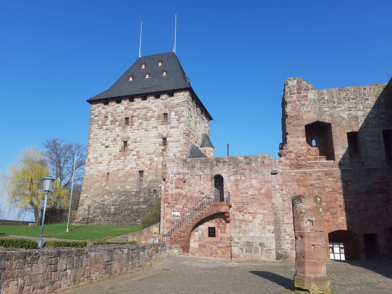 Bergfried und Mauern auf Burg Nideggen