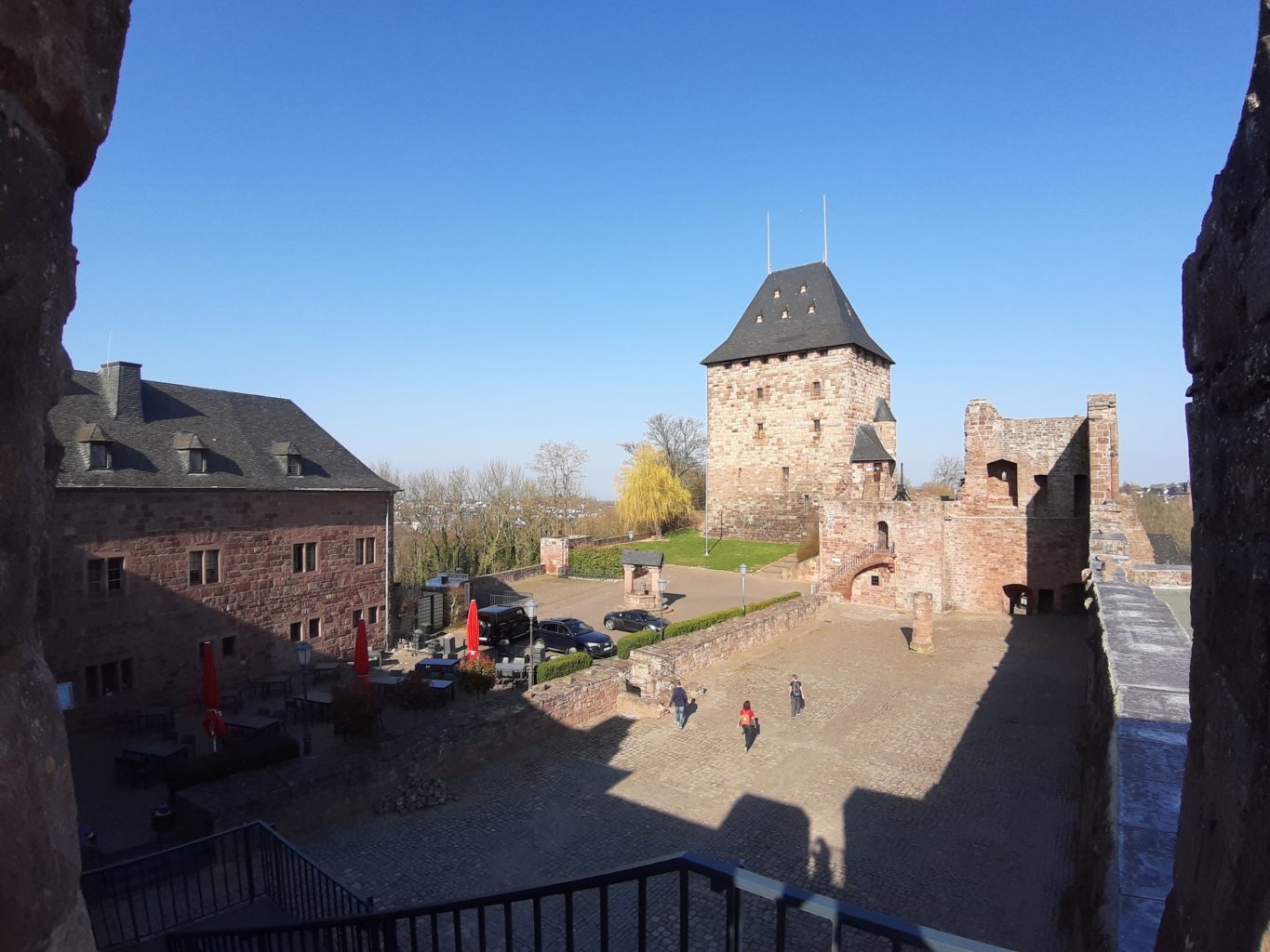Blick auf den gesamten Innenhof der Burg Nideggen