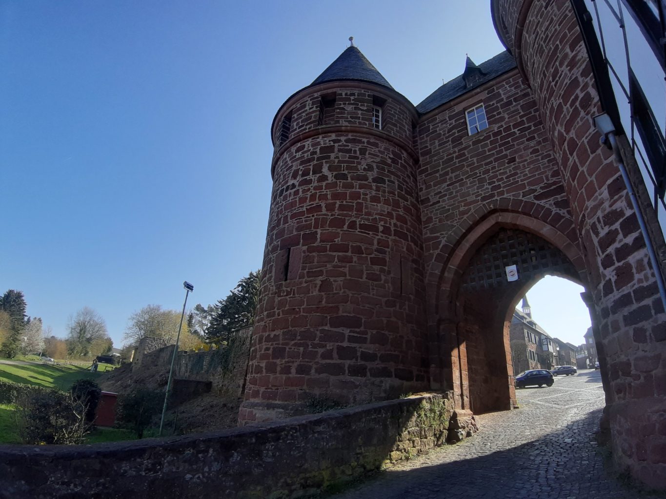 Dürener Tor mit Stadtmauer in Nideggen