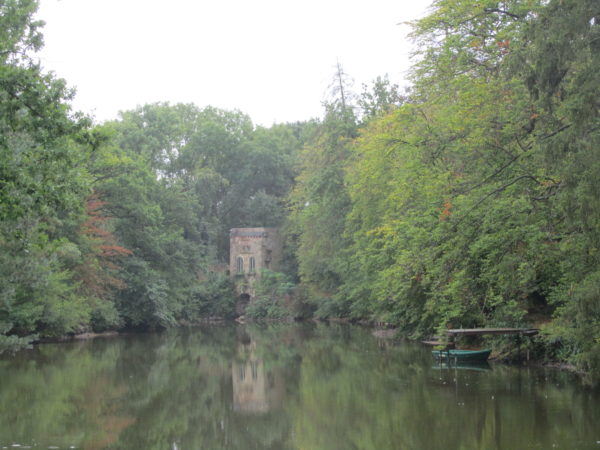Schillingspark Teich mit Blick auf das Grottenhaus