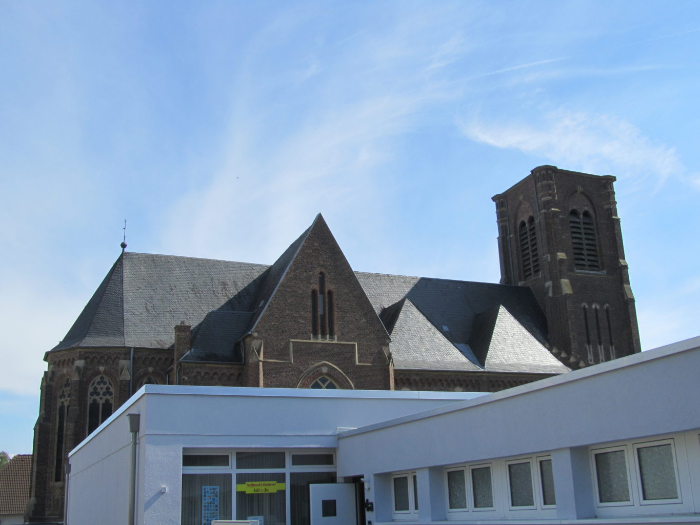 Kirche St. Laurentius Merzenich mit Pfarrbüro