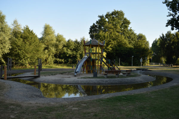 Der Spielplatz im Römerpark Aldenhoven ist wie eine Wasserburg gestaltet. 