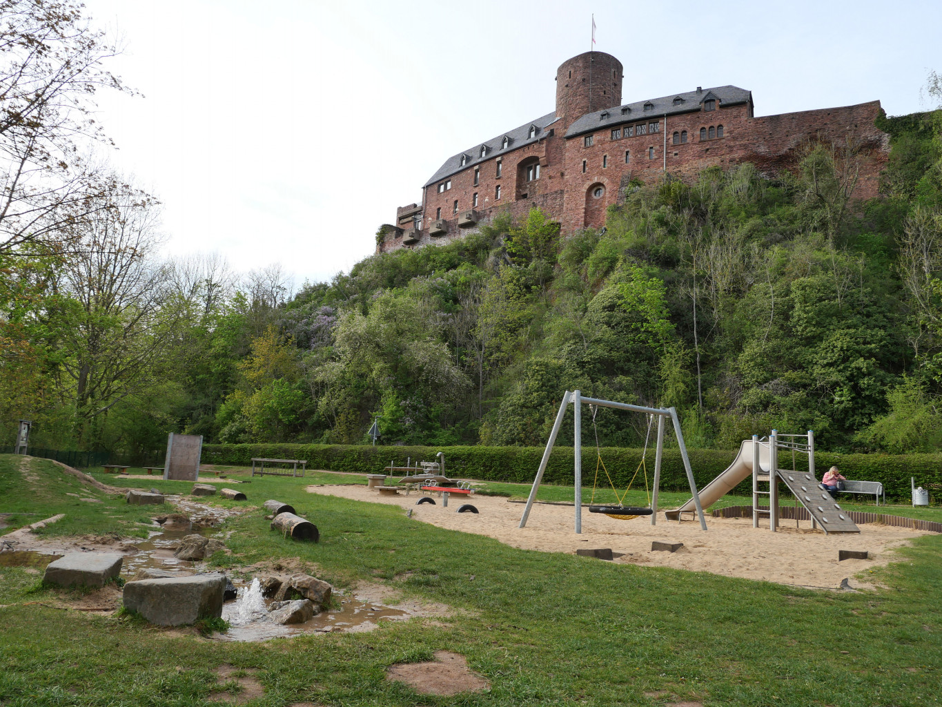 Biber-Spielplatz unter Burg Hengebach