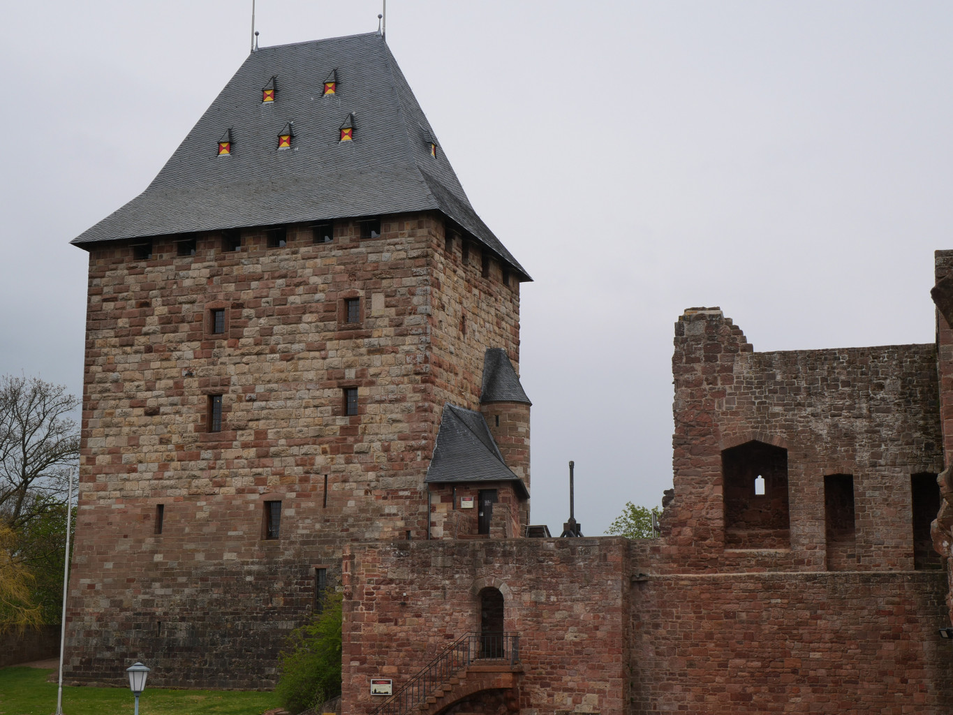 Bergfried und Mauern der Burg Nideggen