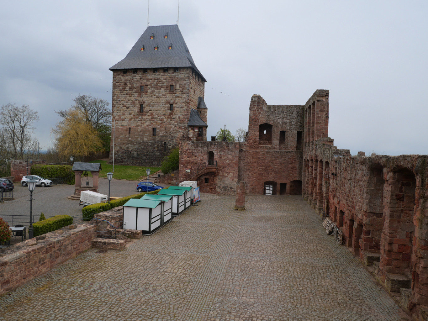 Burghof der Burg Nideggen von oben