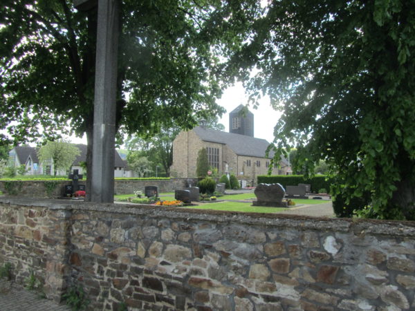 Friedhof mit der Kirche im Hintergrund