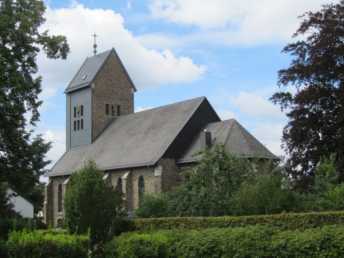 Kirche St. Josef Blick vom Friedhof