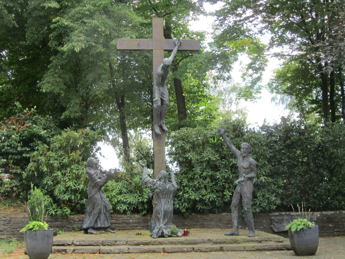 Kreuzgruppe auf dem Friedhof Vossenack