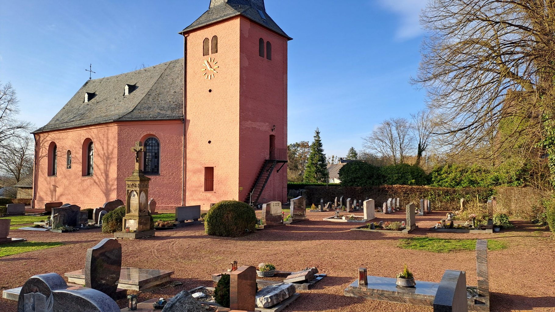Friedhof an der Kirche St. Mariä Himmelfahrt Disternich