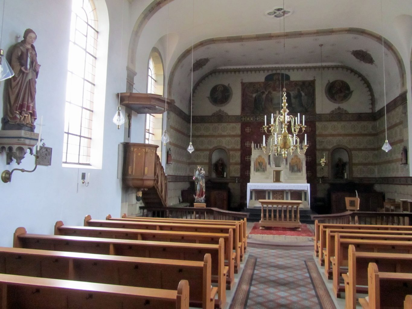 Kirche St. Nikolaus Hausen Innenraum mit Kanzel