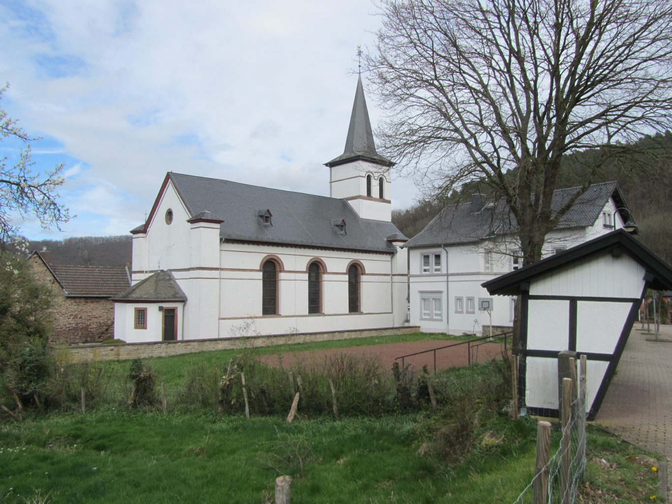 Kirche St. Nikolaus und Pfarrheim Hausen